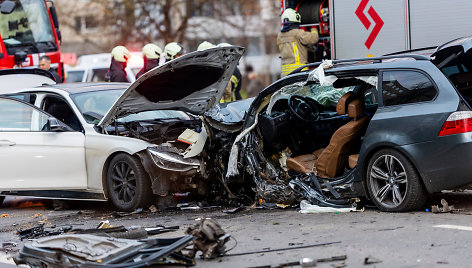 Trijų automobilių avarija Savanorių prospekte Vilniuje