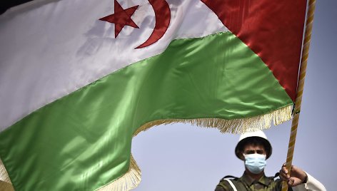 Sahravių kareivis su Vakarų Sacharos vėliava