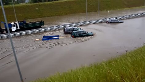&bdquo;Subaru Forester&ldquo; vairuotojas nepabūgo vandens
