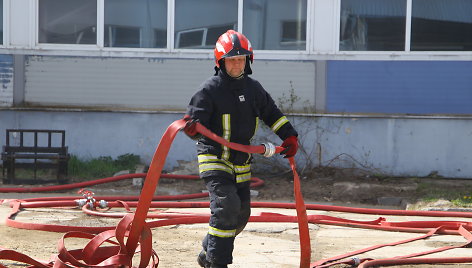 Panevėžyje dega medienos apdirbimo įmonės sandėlis 