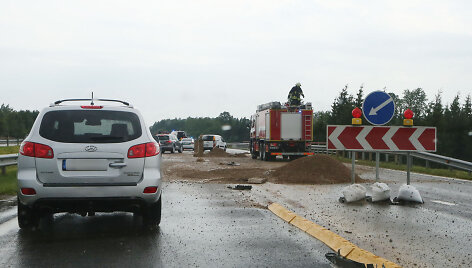 Greitkelyje A2, kelio Vilnius&ndash;Panevėžys 65-ame km, vertėsi automobilis