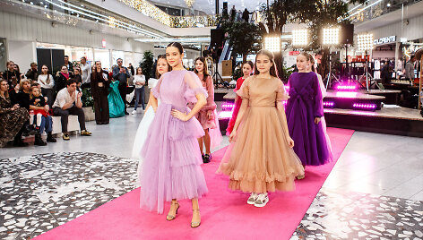 &Scaron;ventinis spindesys ant podiumo &ndash; &bdquo;Catwalk&ldquo; kalėdinis madų &scaron;ou &bdquo;Vilnius Outlet&ldquo;