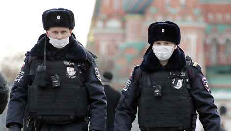 Maskvos policijos pareigūnai per pandemiją