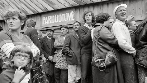 Eilė prie parduotuvės Auk&scaron;tadvaryje. Trakų r., 1986 m.