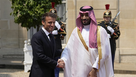 Prancūzijos prezidentas Emmanuelis Macronas ir Saudo Arabijos sosto įpėdinis princas Mohammedas bin Salmanas