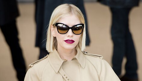 Leigh Lezark vilki &bdquo;Burberry&ldquo; paltą