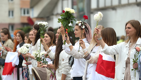 Minske tęsiasi protestai – moterys stojo į „Baltą grandinę“