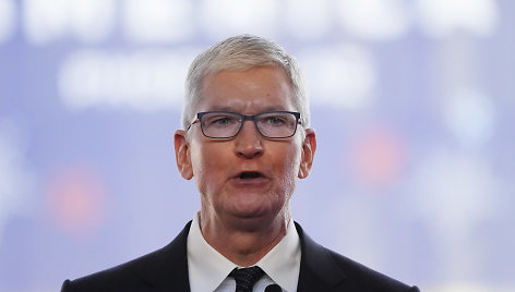Neįprastas žingsnis: „Apple“ vadovas Timas Cookas paprašė jam sumažinti atlyginimą 40 proc.