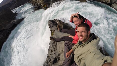 Juozapas ir Ingrida Islandijoje prie Godafoss krioklio