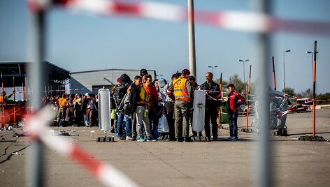 Migrantai kerta Vengrijos &ndash; Austrijos sieną