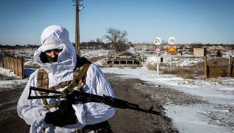 Ukrainos jūrų pėstininkų patrulis eina pro susprogdintą tiltą ties Pavlopilio gyvenviete