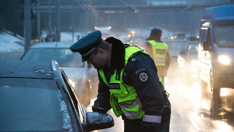 Tarptautinės Antikorupcijos dienos i&scaron;vakarėse Vilniuje surengta akcija &bdquo;Ky&scaron;is i&scaron;purvina&ldquo;