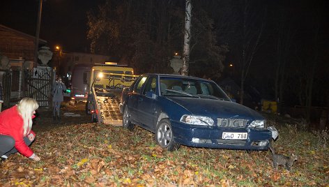 „Volvo“ įvažiavo į Kauno kolegijos menų fakulteto vartus