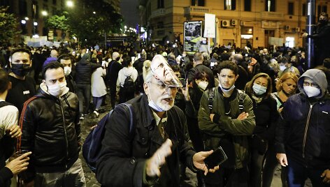 Protestas prie&scaron; koronavirusinius apribojimus Neapolyje