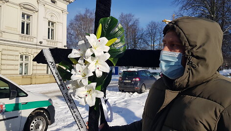 Smulkus verslas i&scaron;rei&scaron;kė protestą draudimui dirbti - ties rotu&scaron;e Klaipėdoje paliko juodą kryžių