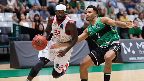 &bdquo;Hapoel&ldquo; gynėjas Patrickas Beverley (kairėje) prie&scaron; &bdquo;Joventut&ldquo; atstovą Devoną Durrellą Dotsoną