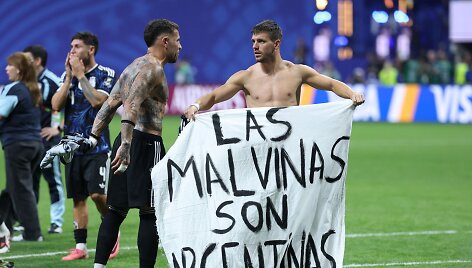 Argentinos futbolininkai i&scaron;kėlė plakatą &bdquo;Malvinai priklauso Argentinai&ldquo;