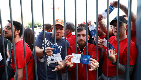 „Liverpool“ sirgaliai strigo, bandydami patekti į stadioną.