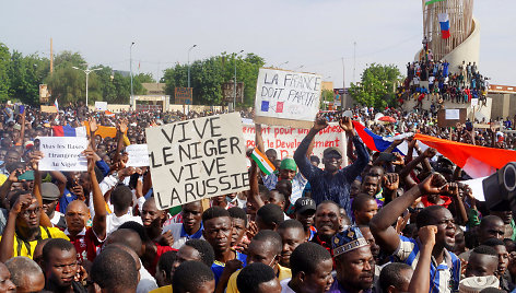 Protestai Nigeryje – ant plakatų parašyta „Tegyvuoja Rusija!“