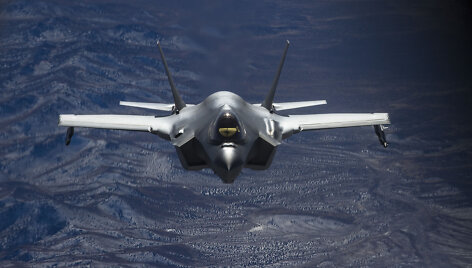 Lėktuvas F-35 ruo&scaron;iasi kuro papildymo ore procedūrai