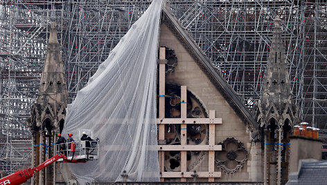 Paryžiuje darbininkai pradeda šalinti gaisro apgadintus pastolius Dievo Motinos katedroje