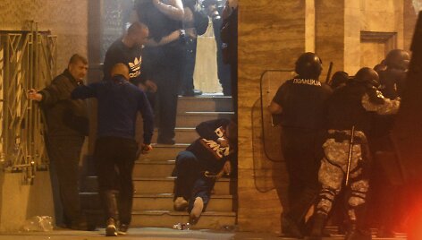 Makedonijoje protestuotojai &scaron;turmavo parlamentą