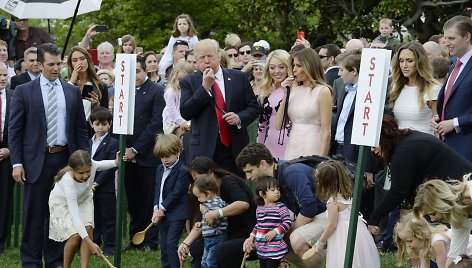 Baltuosiuose rūmuose vyko pirmosios D.Trumpo margučių ridenimo varžybos.