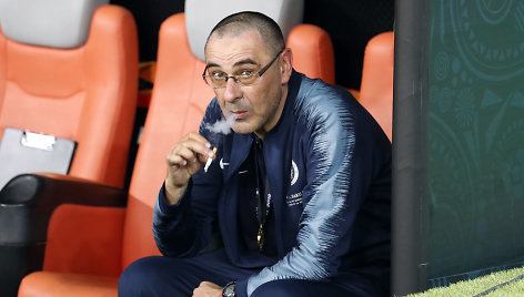 Maurizio Sarri parūko ir sėdėdamas prie futbolo aikštės.