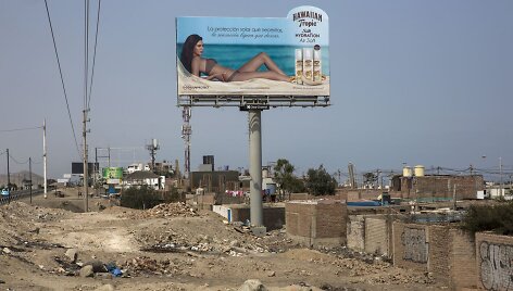 Ry&scaron;kus kontrastas tarp reklamų ir nykaus Peru peizažo