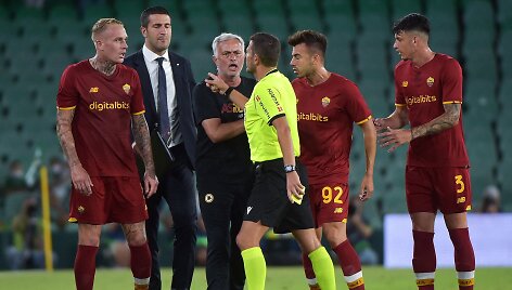 Jose Mourinho draugi&scaron;kose rungtynėse užsidirbo raudoną kortelę
