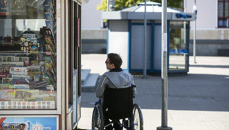 Eksperimentas: neįgaliojo kelionė per autobusų, geležinkelio stotis