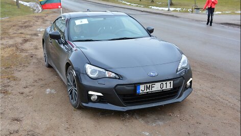 Pasivažinėjimas &bdquo;Subaru&ldquo; automobiliais vasario 16-ąją