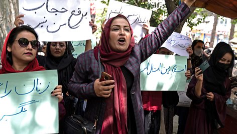 Afganistane moterys protestuoja prieš Talibano įsaką viešumoje dėvėti burkas