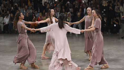 &bdquo;Issey Miyake&ldquo; 2020 m. pavasario ir vasaros kolekcijos modeliai