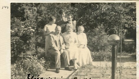 Sleževičių &scaron;eima ir Petras Cvirka (antros eilės viduryje) gėlyne prie namo. Fotografavo Pranci&scaron;kus &Scaron;ivickis 1934 m. 
