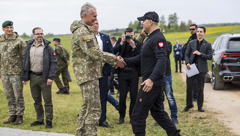 G. Nausėda ir K. Nawrockis stebėjo Suvalkų koridoriaus gynybos pratybas / Lietuvos kariuomenės nuotr.
