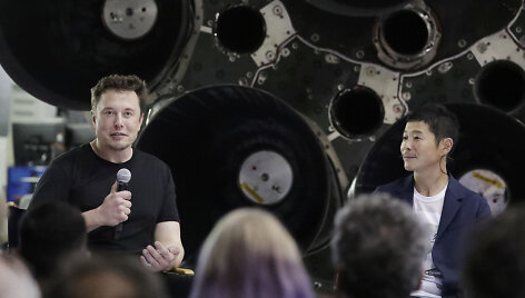 &bdquo;SpaceX&ldquo; vadovas Elonas Muskas ir pirmasis apie Mėnulį skrisiantis turistas Yusaku Maezawa