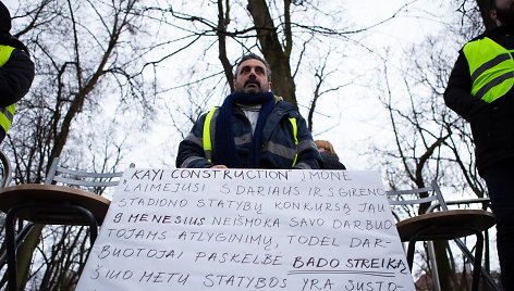 Darbuotojai iš Turkijos skelbia bado streiką