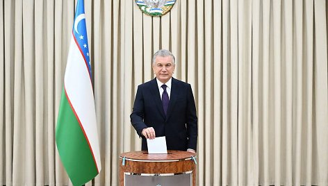 Uzbekistano prezidentas Shavkatas Mirziyoyevas balsuoja referendume