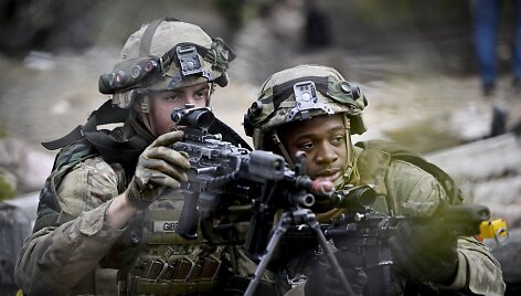 NATO pajėgų kariai