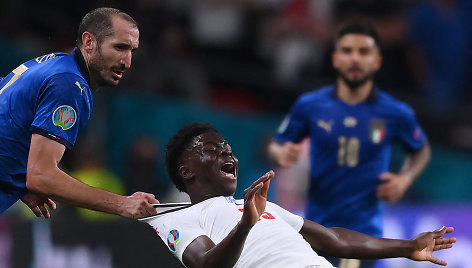 Giorgio Chiellini pražanga prie Bukayo Saka