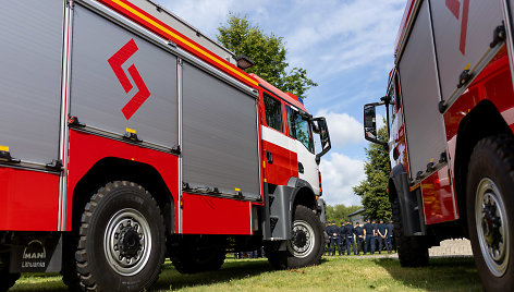 Priešgaisrinės apsaugos ir gelbėjimo departamentas pristatė 20 naujų vidutinės klasės automobilinių cisternų.