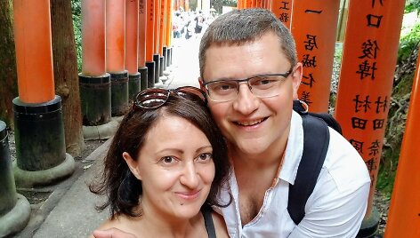 Anna su vyru Fushimi Inari &scaron;ventykloje, Japonijoje