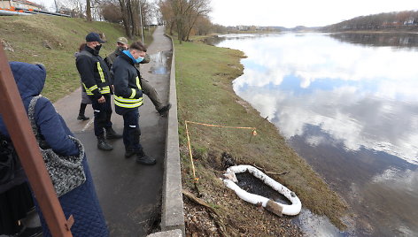 Teršalų stabdymo darbai Nemune