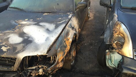 Po antrojo gaisro labiau apdegęs &bdquo;Audi A6&ldquo; automobilis ir greta stovėjęs &bdquo;Nissan&ldquo;.