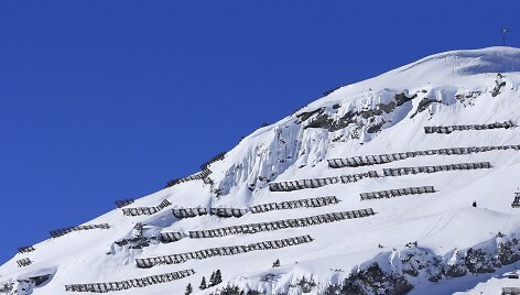 Lech am Arlbergo kurorto vir&scaron;ūnėse Austrijos Alpėse pilna užtvarų nuo griūčių.