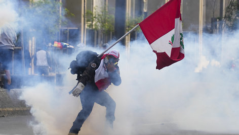 Protestuotojas su Peru vėliava