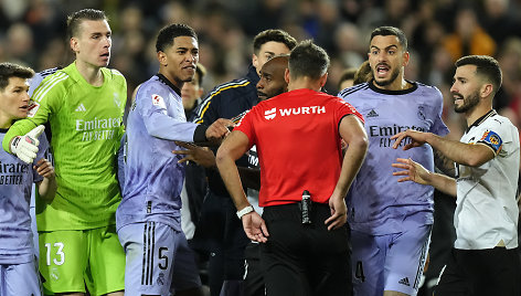 Judo Bellinghamo ir „Real“ futbolininkų protestai prieš arbitro Jesuso Gilo Manzano finalinį švilpuką