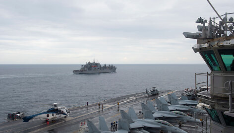 Lėktuvne&scaron;į &bdquo;USS Harry S. Truman&ldquo; lydi sausųjų krovinių ir amunicijos gabenimo laivas &bdquo;USNS Amelia Earhart&ldquo;