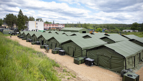 Pabaigtas įrengti palapinių miestelis nelegaliems migrantams